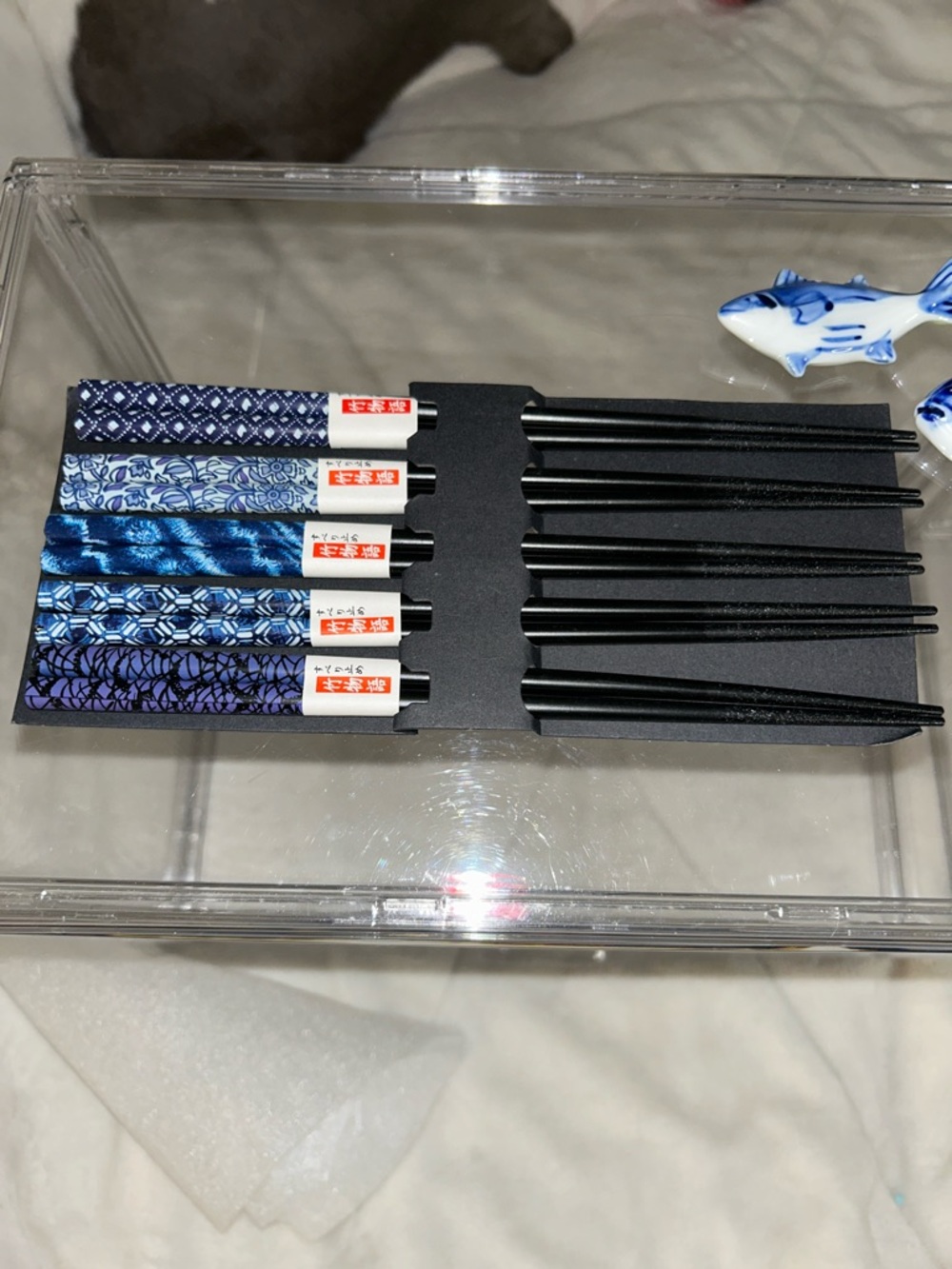 Set Of 4 Blue Wood Chopsticks & Set Of 2 Blue Ceramic Fish Chopstick Holders New - Picture 4 of 7